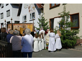 Fronleichnamsprozession durch die Straßen von Naumburg (Foto: Karl-Franz Thiede)